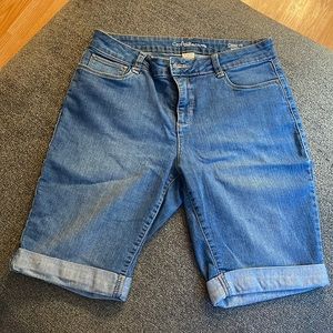 Croft & Barrow. Women’s size 6 Stretch. Bermuda Classic Fit. Like new!